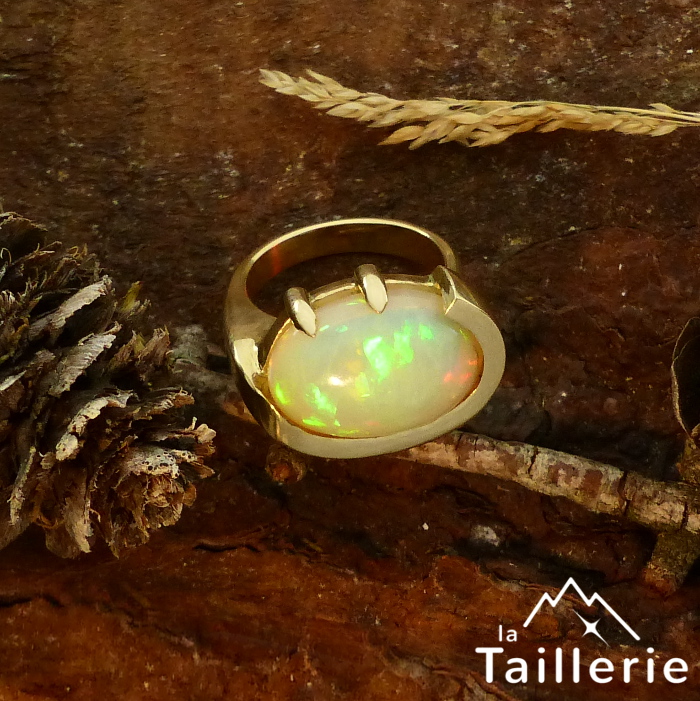 Bague en or jaune autour d'une opale